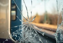 Penampakan Kaca KRL Baru Retak Dilempar Batu di Bogor
